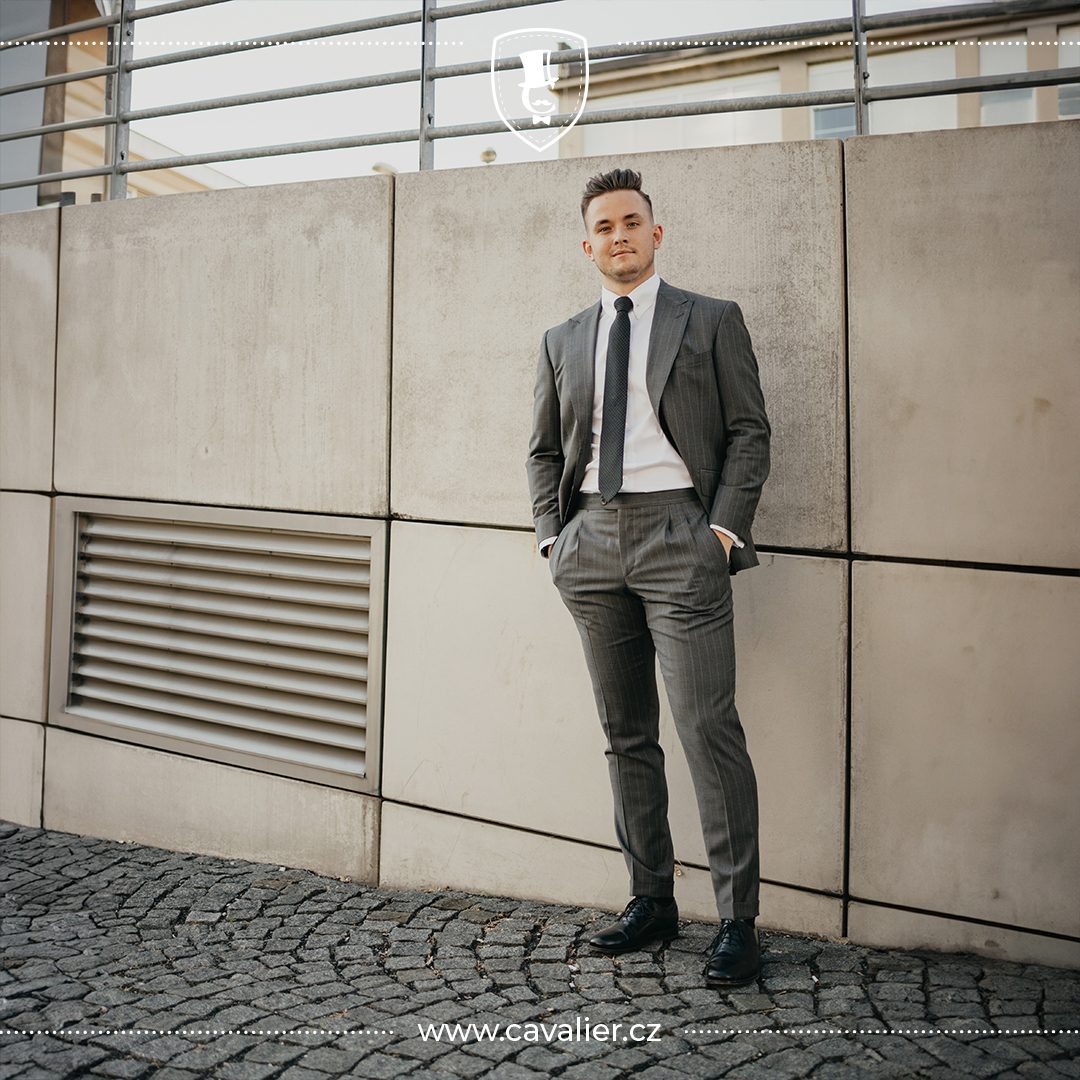 Pánský světle šedý oblek na míru Cavalier s proužkem