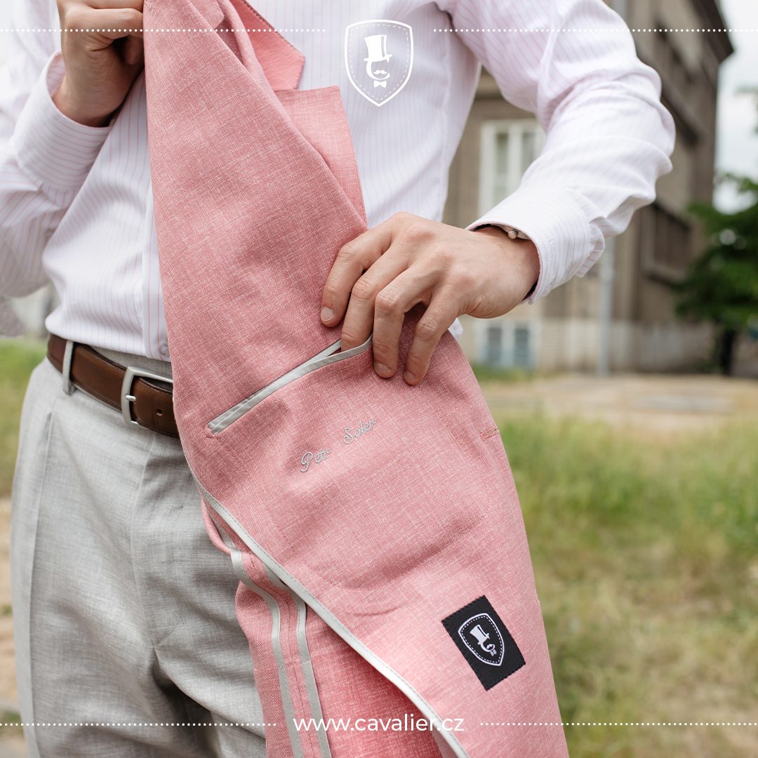 Detail vnitřní podšívky růžového obleku na míru Cavalier s vyšitým monogramem