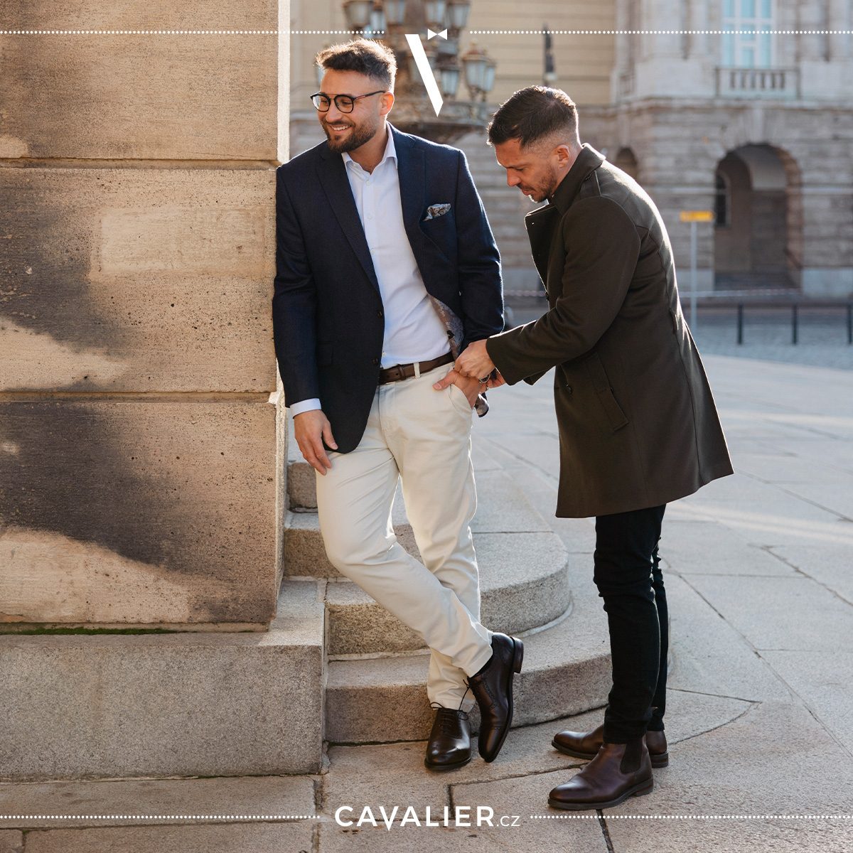 Muž ve světle šedém proužkovaném dvouřadém obleku na míru Cavalier s vestou – elegantní a nadčasový svatební oblek na míru, který po svatbě skvěle využijete na business schůzky a formální události.