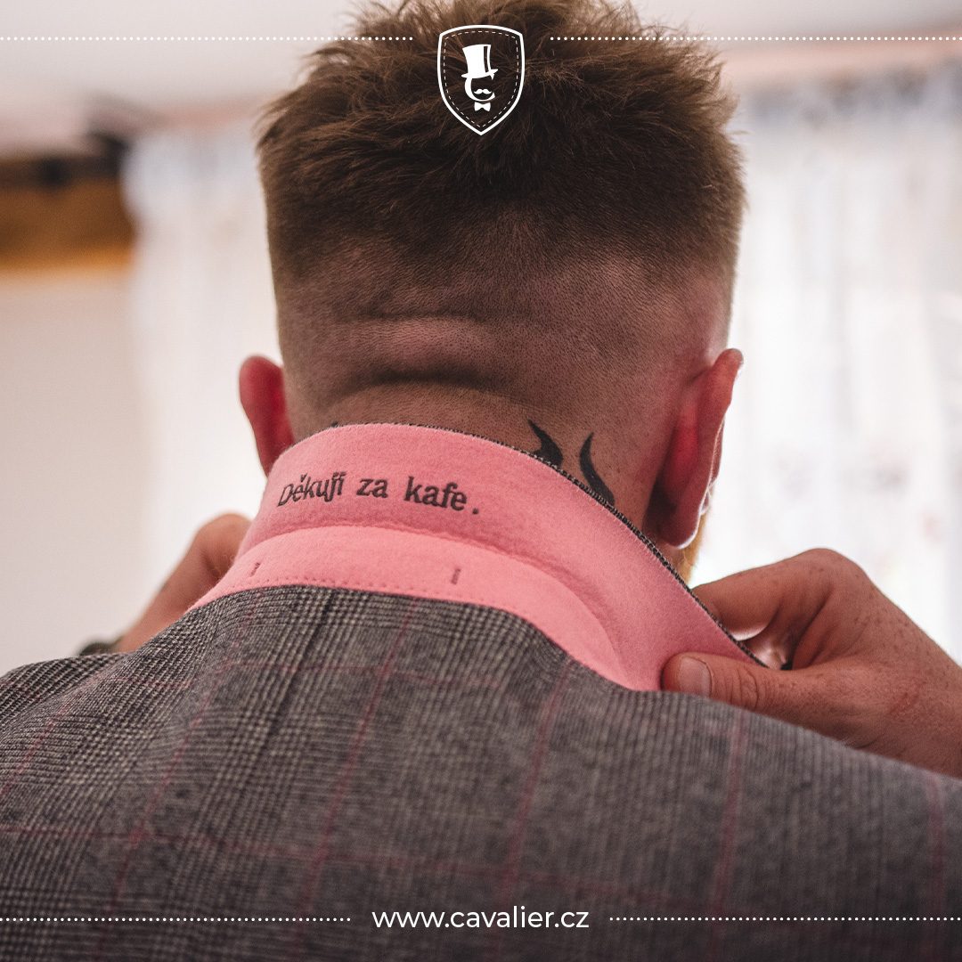 Detail růžové plsti pod límcem saka na míru Cavalier s osobním vyšívaným vzkazem Děkuji za kafe pro jemné sladění s nevěstou