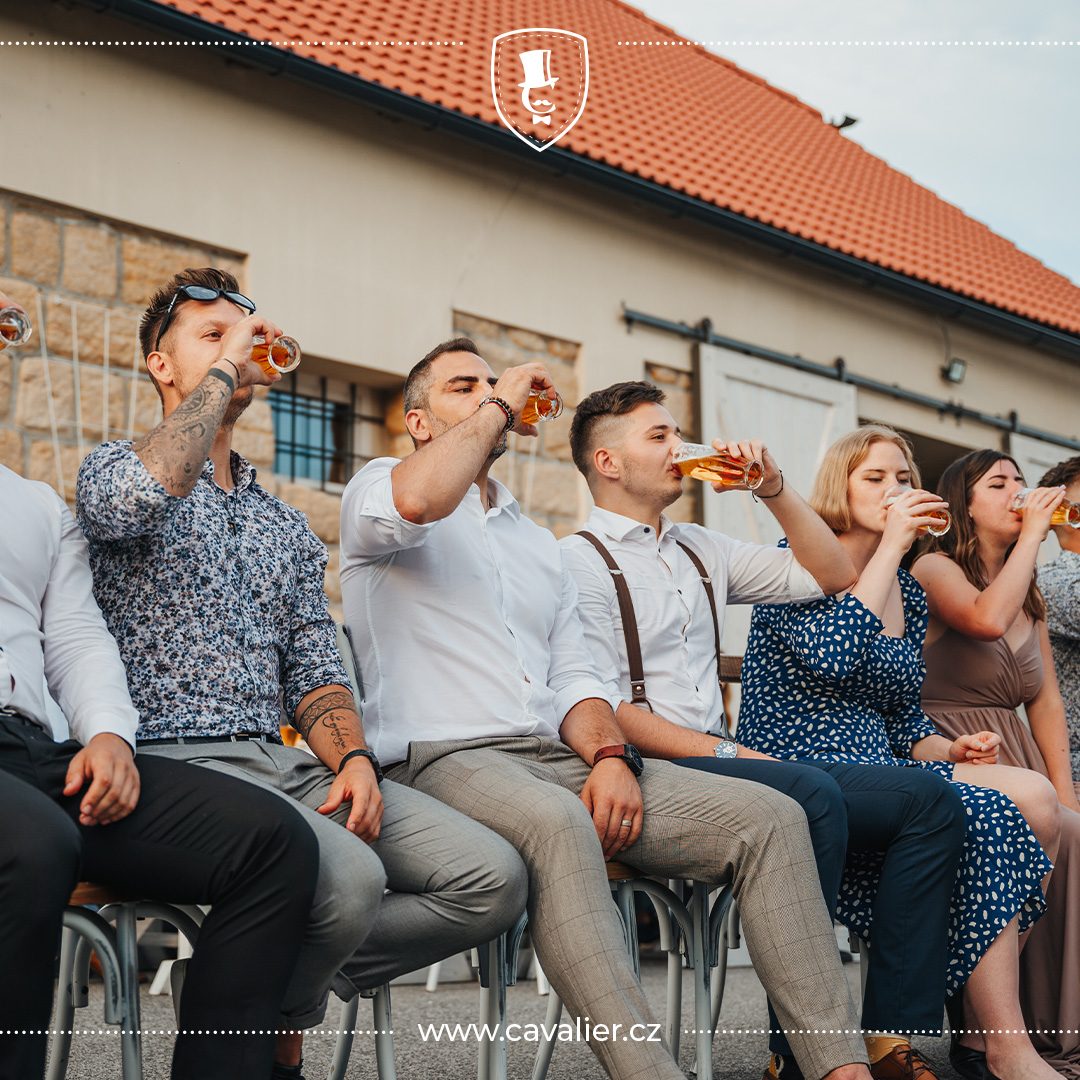 Svědci a svatební hosté v uvolněném Smart Casual stylu s kšandami a vzorovanými košilemi na míru Cavalier připíjejí na oslavě